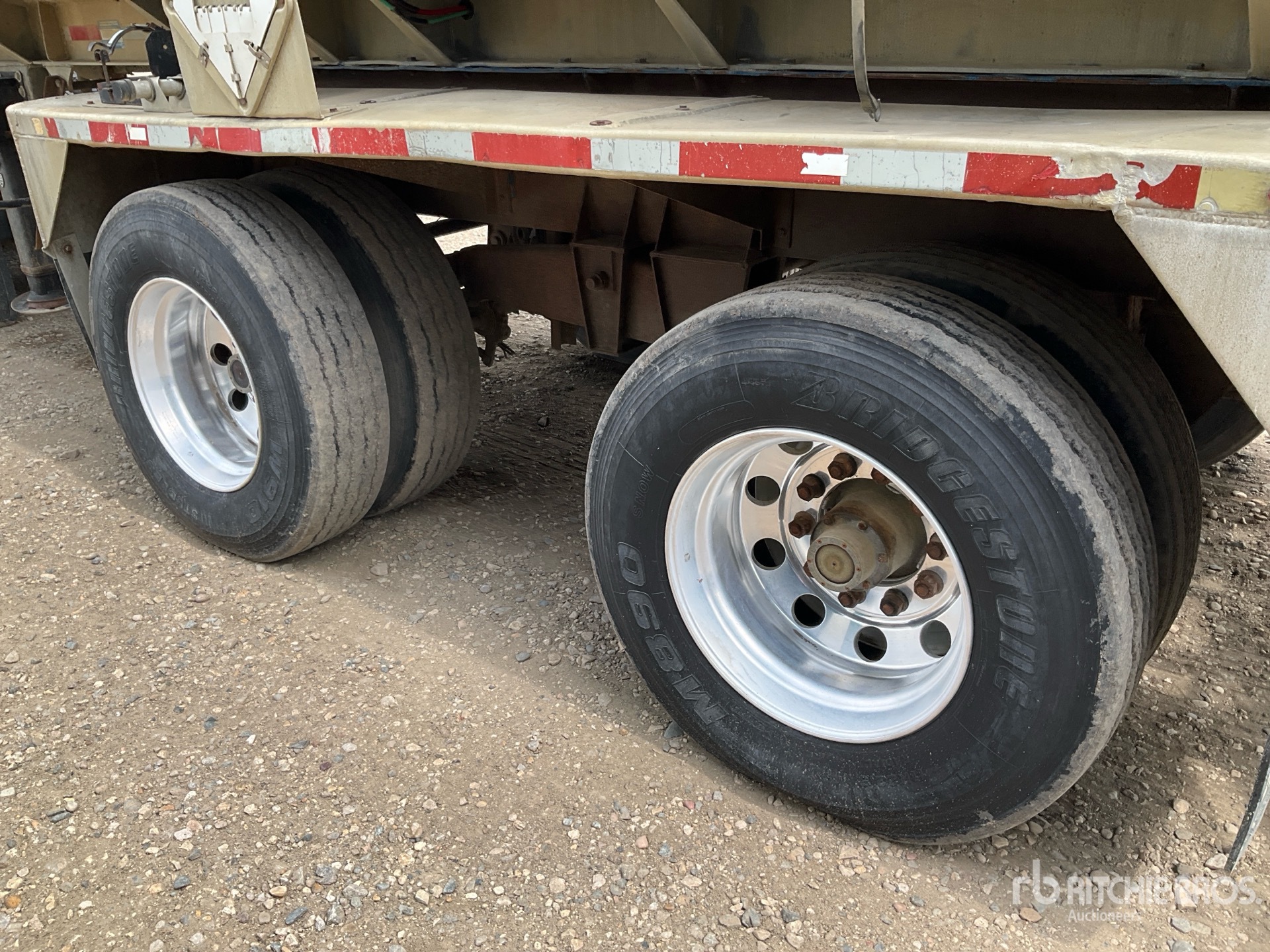 1995 Hutchinson 34 ft T/A