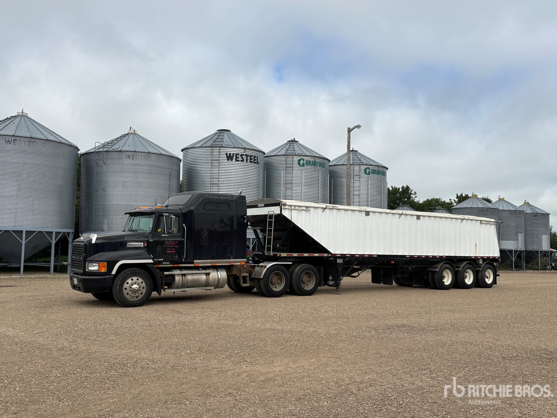 1999 Mack CH613