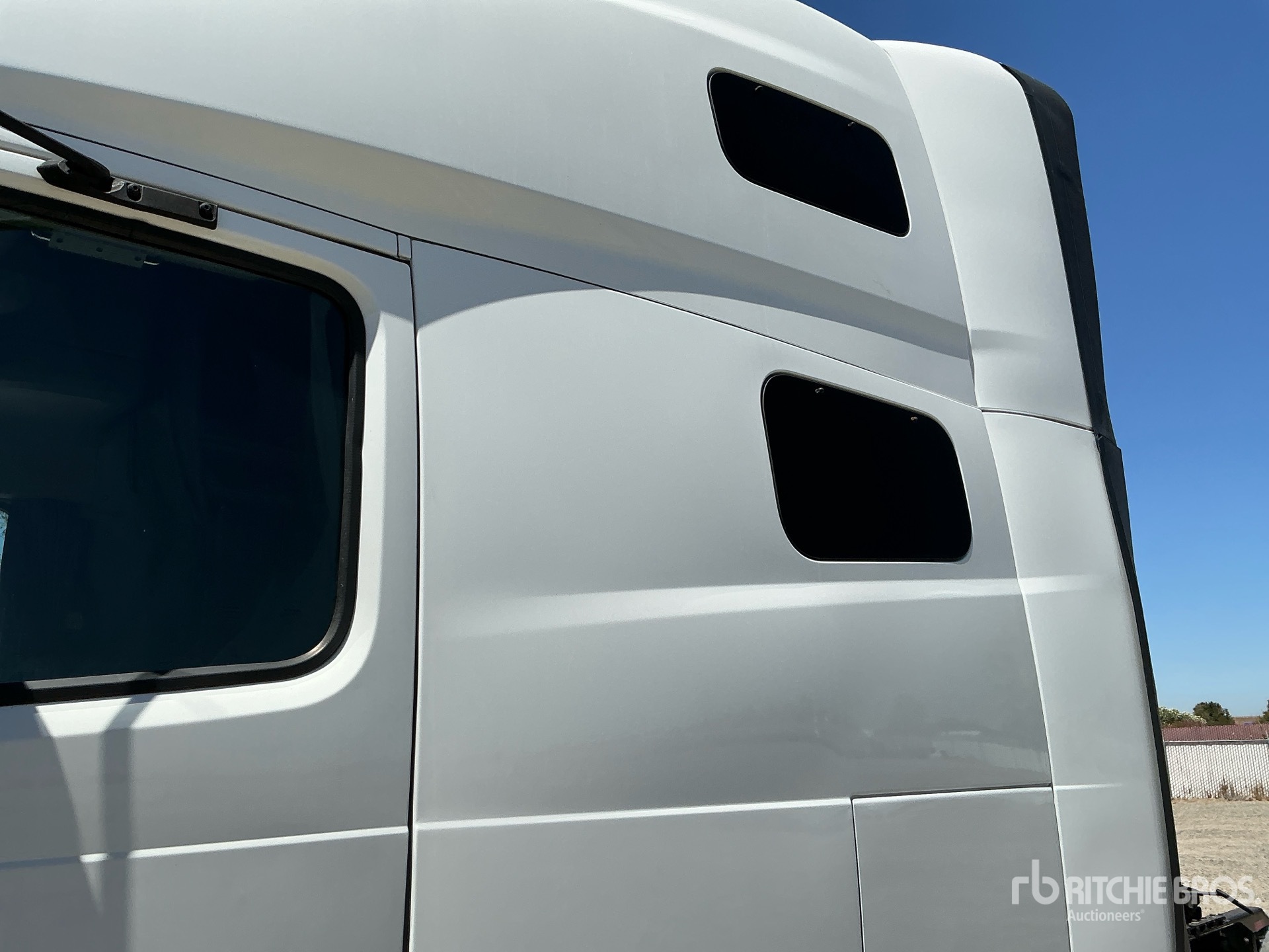 2023 Volvo VNL760
