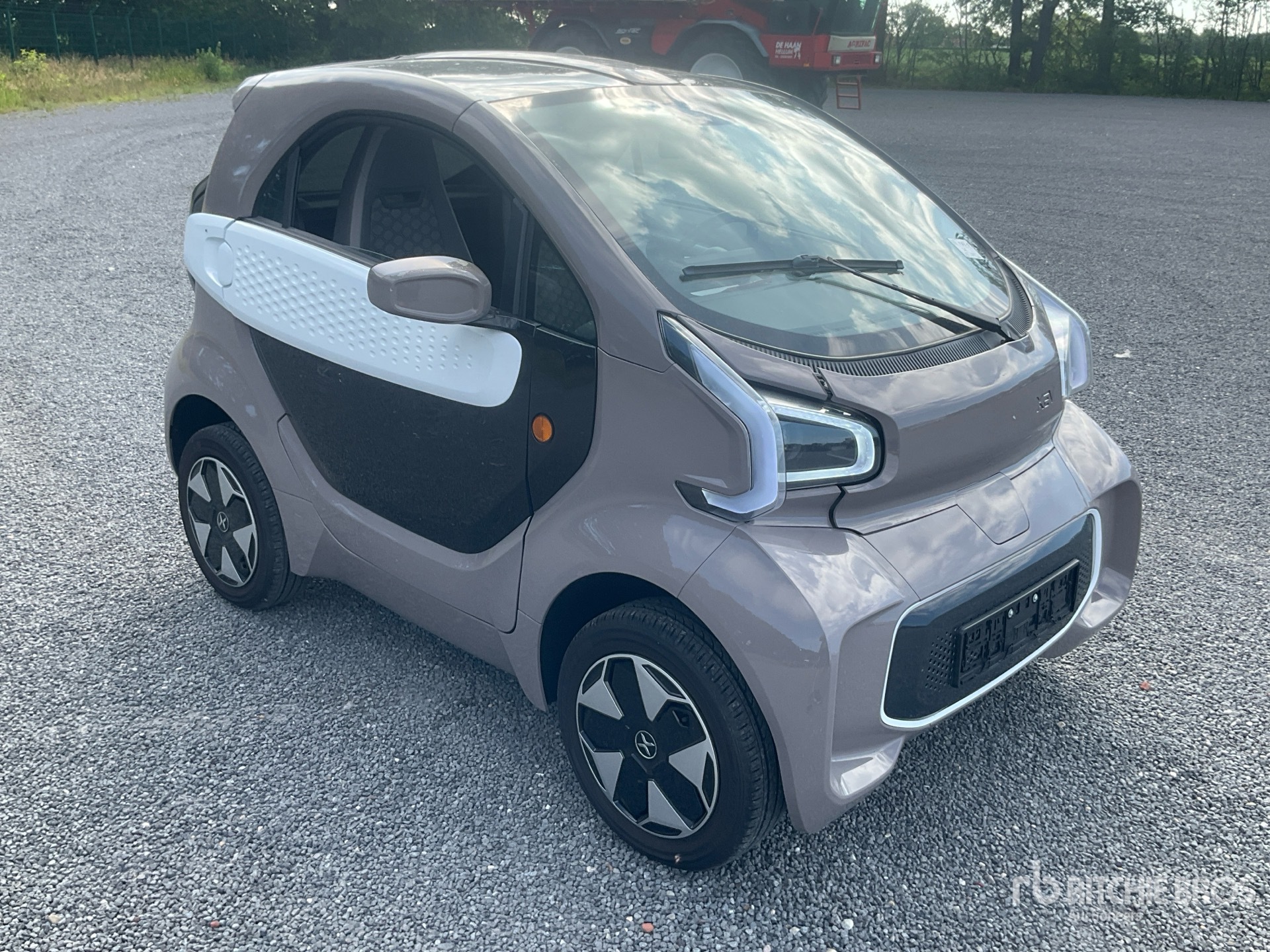 General Appearance with Picture, Right Front Corner
