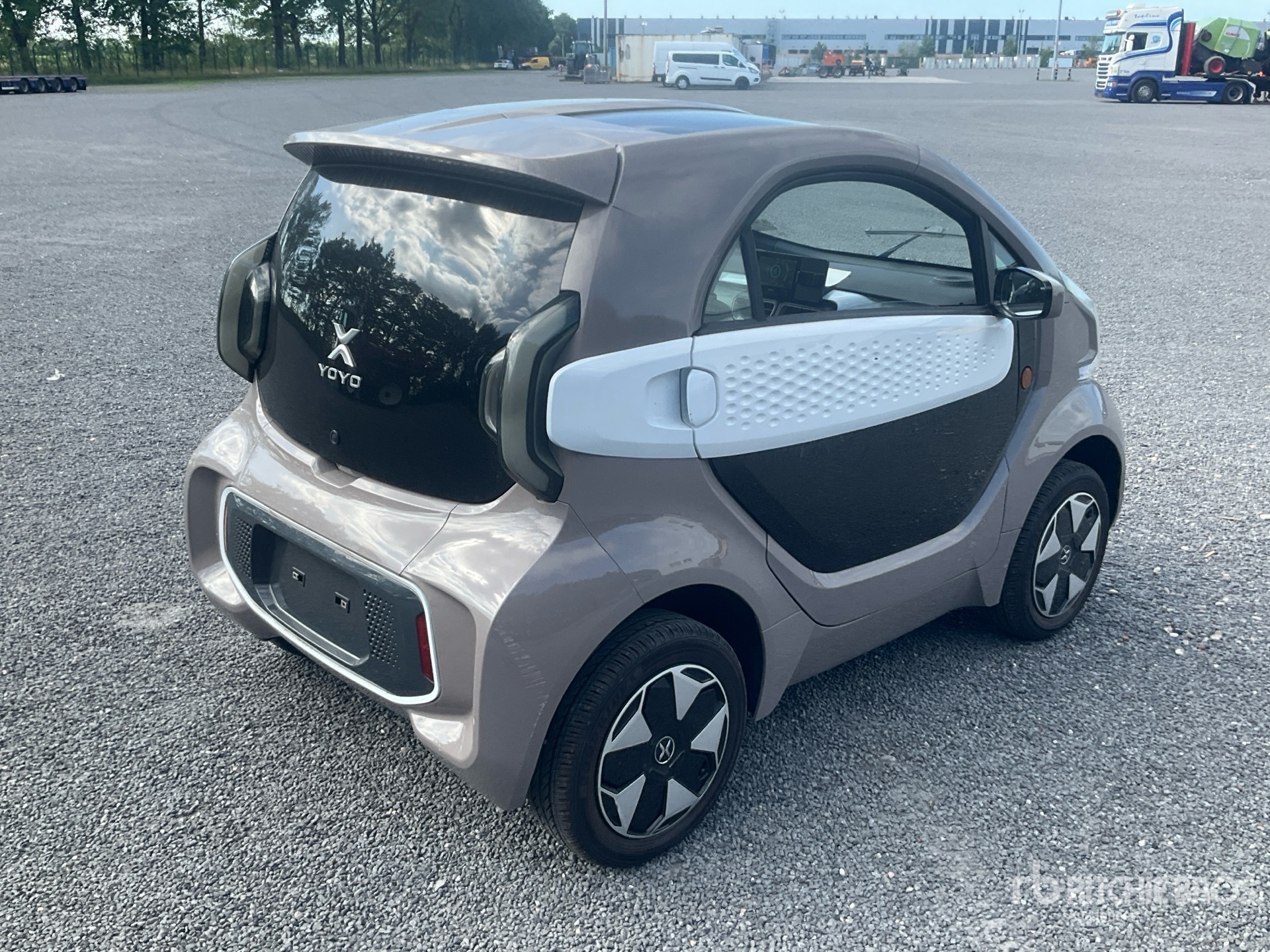 General Appearance with Picture, Right Rear Corner