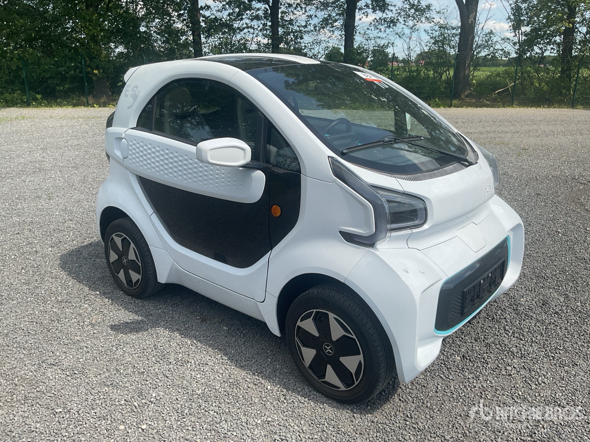 General Appearance with Picture, Right Front Corner