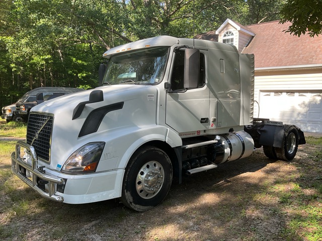 2013 Volvo VNL 4x2 S/A Sleeper Truck Tractor