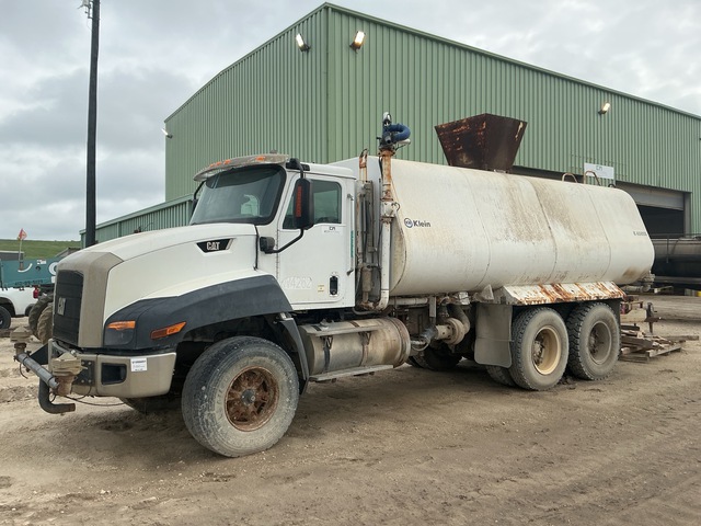 2013 Cat CT660S 6x4 Water Truck