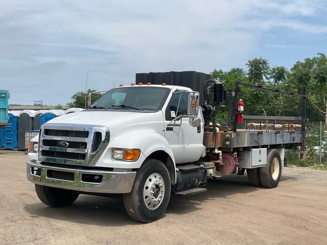 2013 Ford F-750 XL 4x2 Flatbed Truck