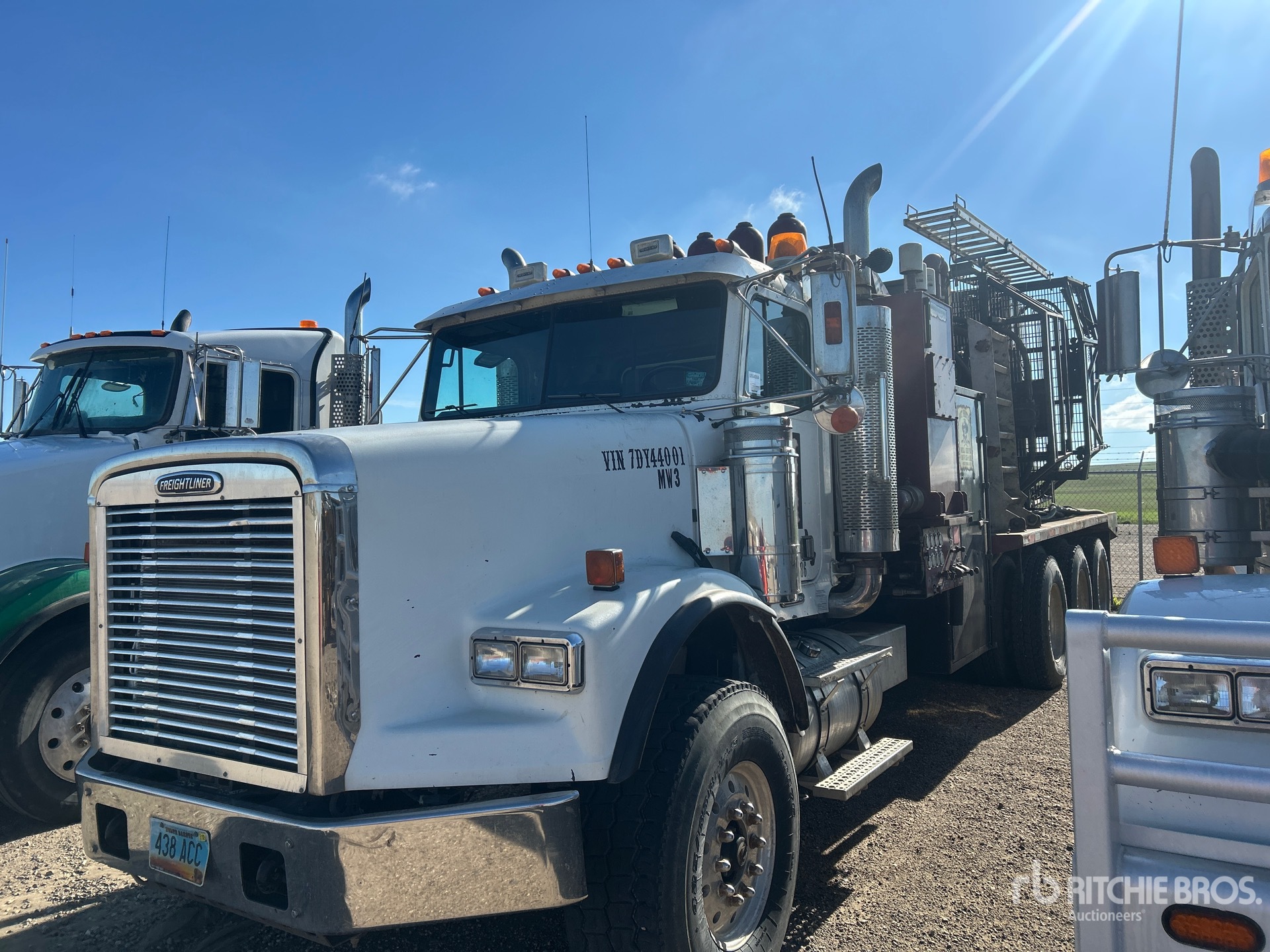 Photo of a 2007 Freightliner FLD120