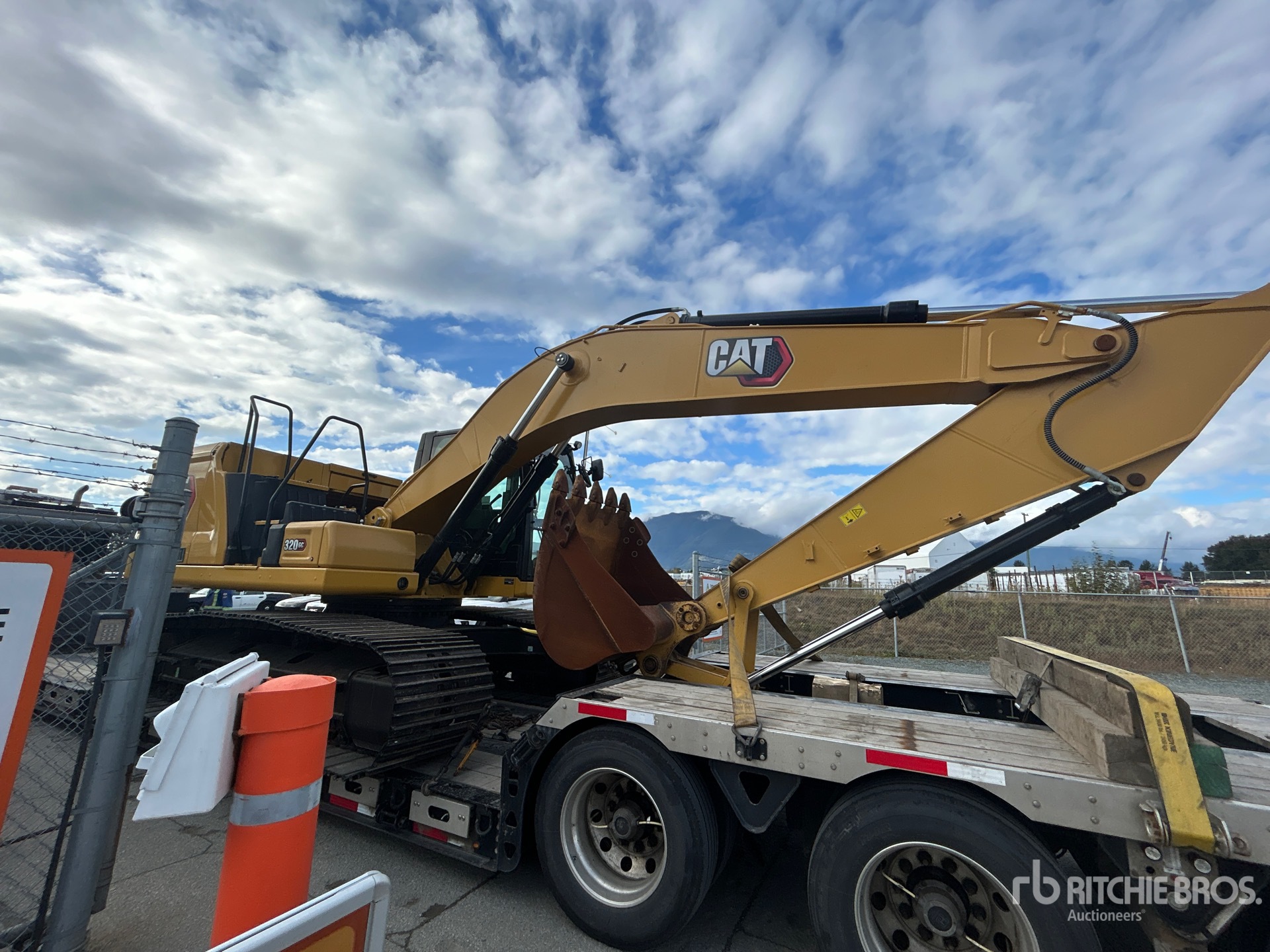 2022 Caterpillar 320 GC
