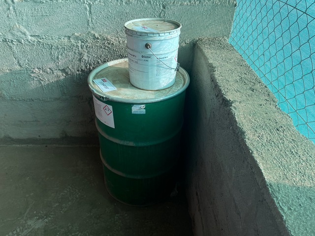 180 KG and 15 KG Barrels Of Spheerol EP 2 Grease