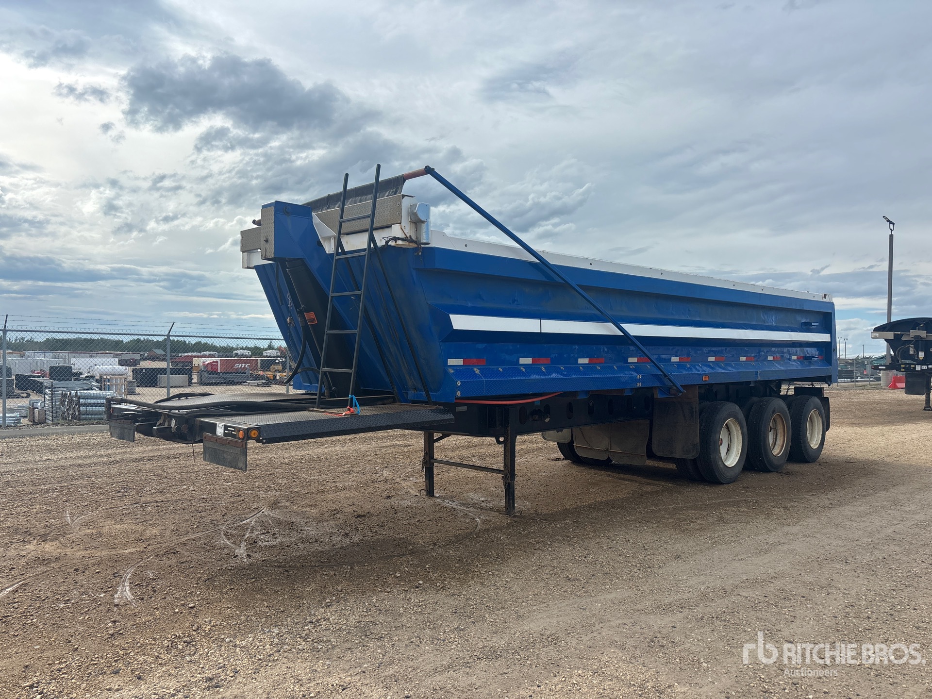 Photo of a 2005 Arnes 30 ft Tri/A