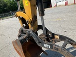 Hydraulics with Thumb Cylinder