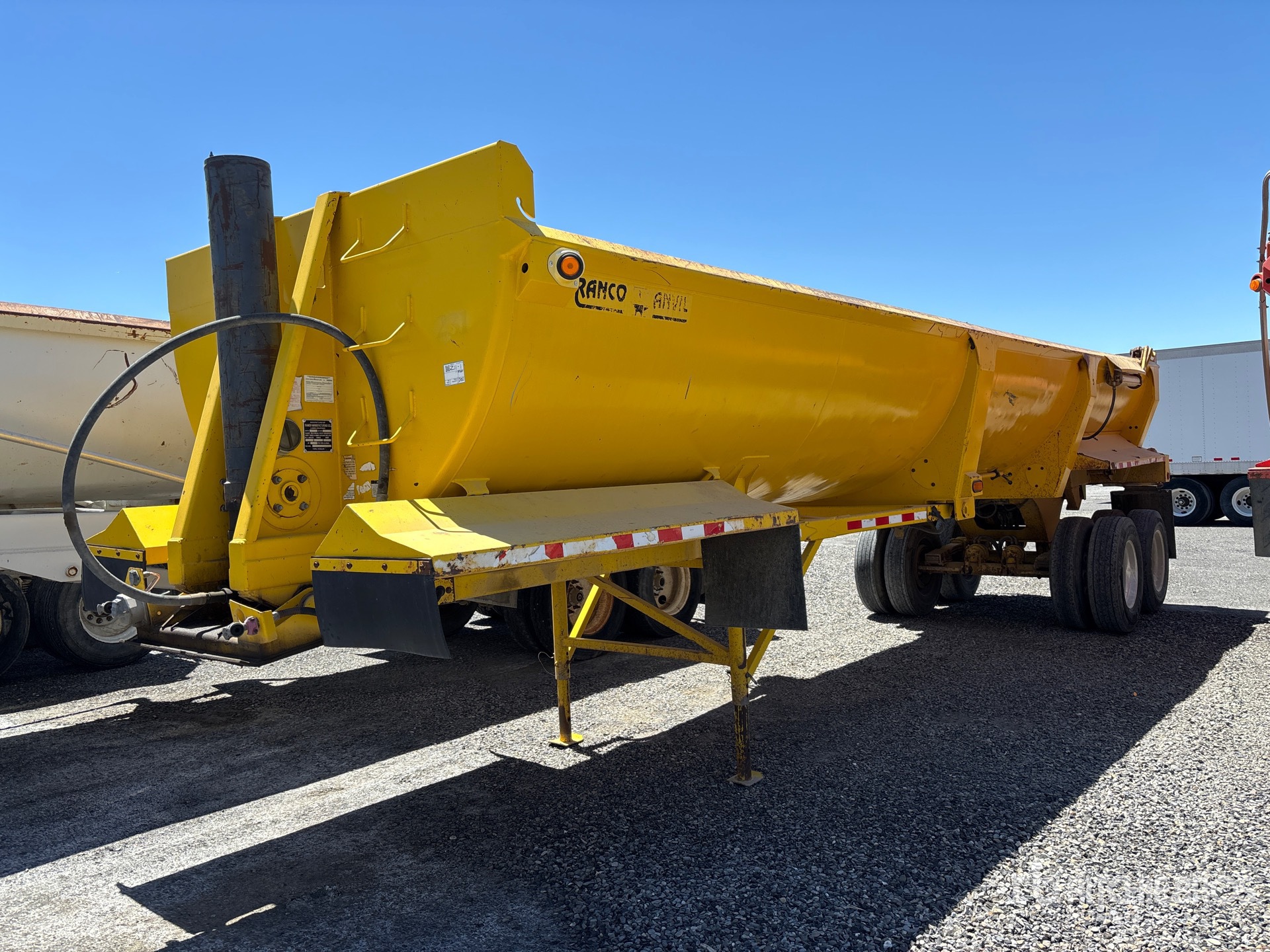 Photo of a 2002 Ranco 32 ft T/A Frameless