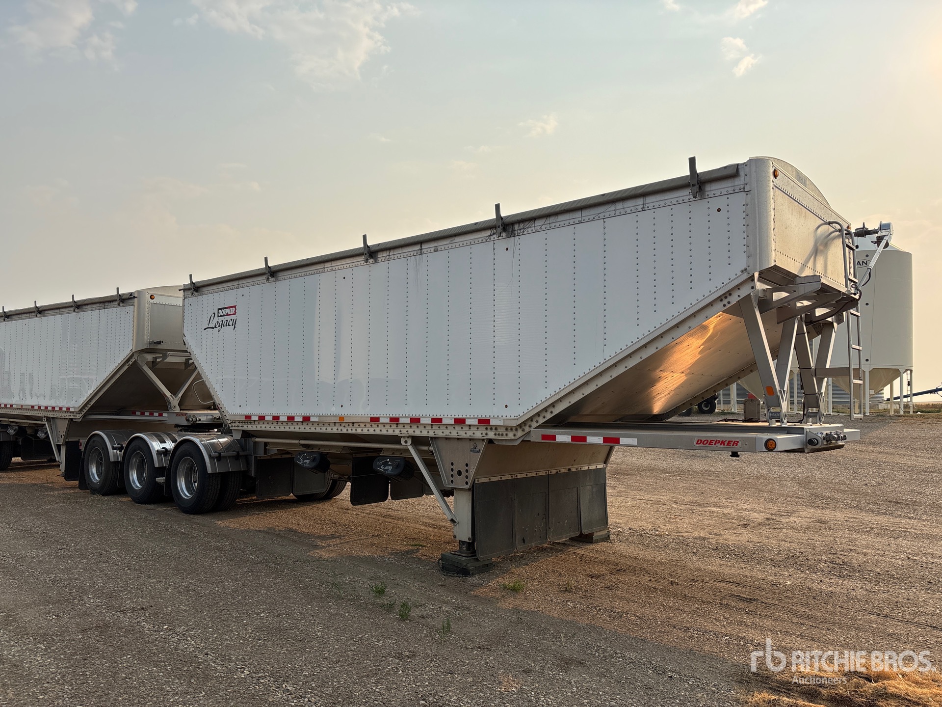 2018 Doepker 28 FT TRI/A SUPER B-TRAIN LEAD