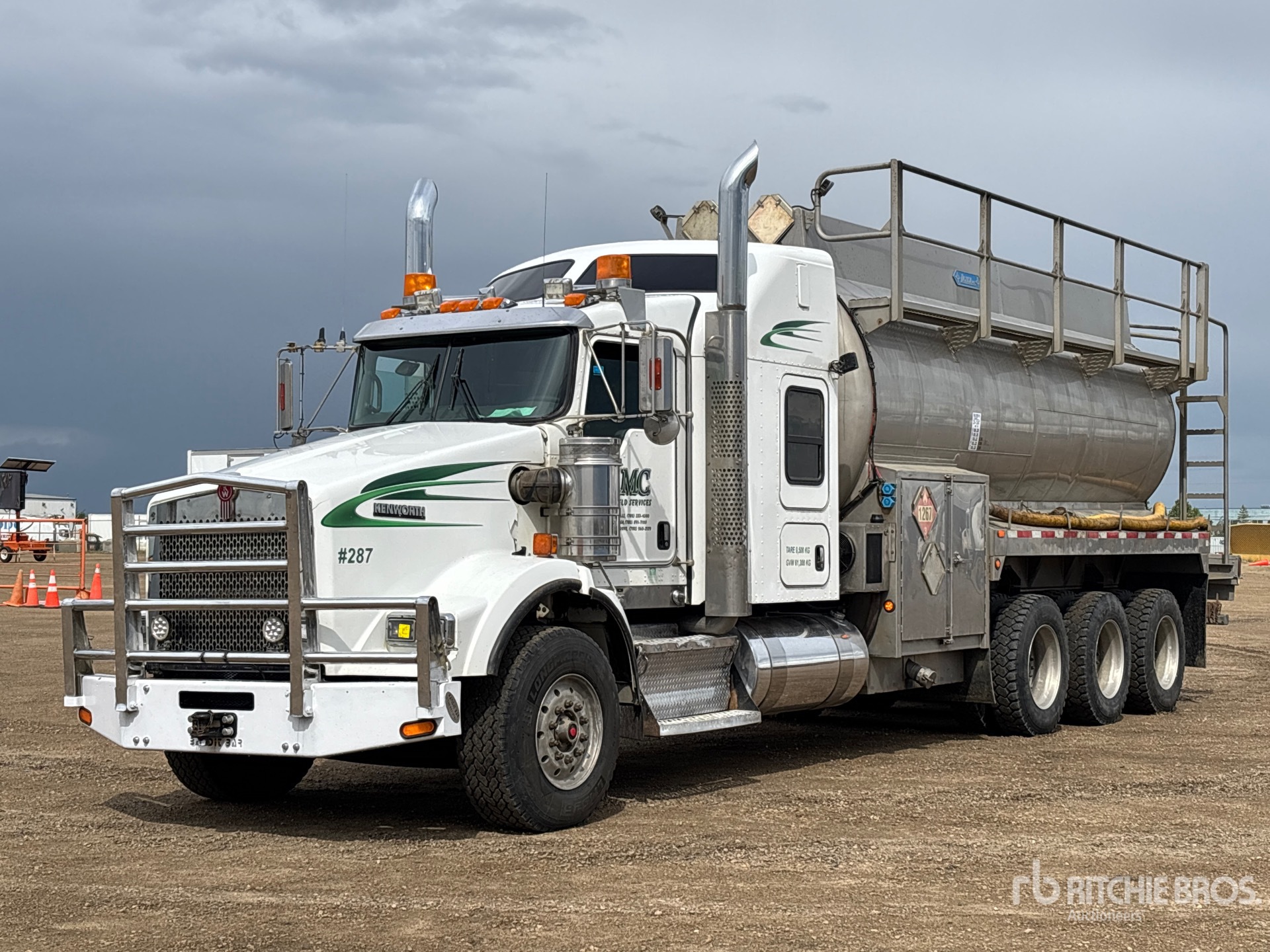 Photo of a 2023 Kenworth T800