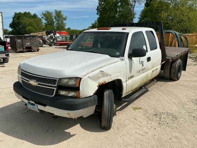2005 Chevrolet 3500 4x4 Extended Cab Flatbed Truck