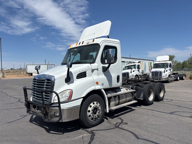2014 Freightliner Cascadia 113 6x4 T/A Day Cab Truck Tractor