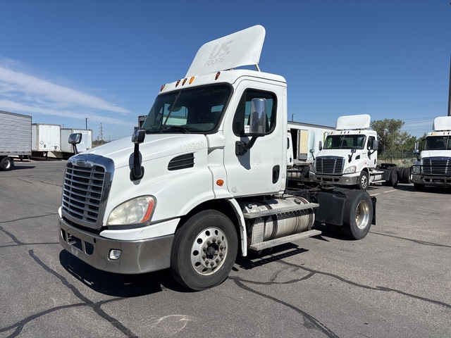 2014 Freightliner Cascadia 113 4x2 S/A Day Cab Truck Tractor
