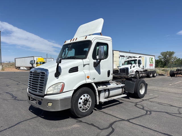 2014 Freightliner CA113 4x2 S/A Day Cab Truck Tractor