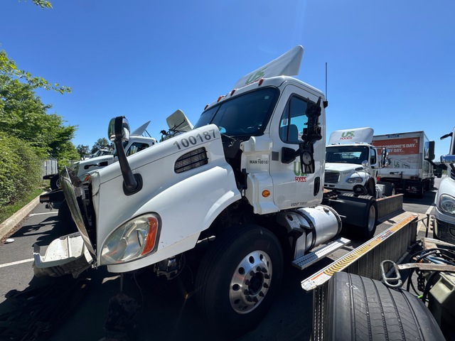 2013 Freightliner CA113 4x2 S/A Day Cab Truck Tractor