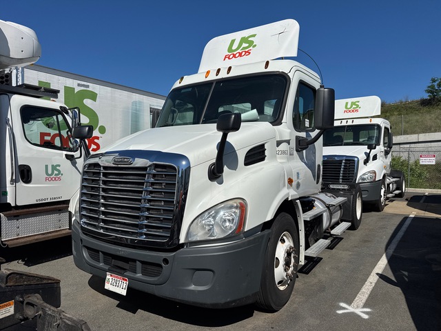 2014 Freightliner Cascadia 4x2 S/A Day Cab Truck Tractor