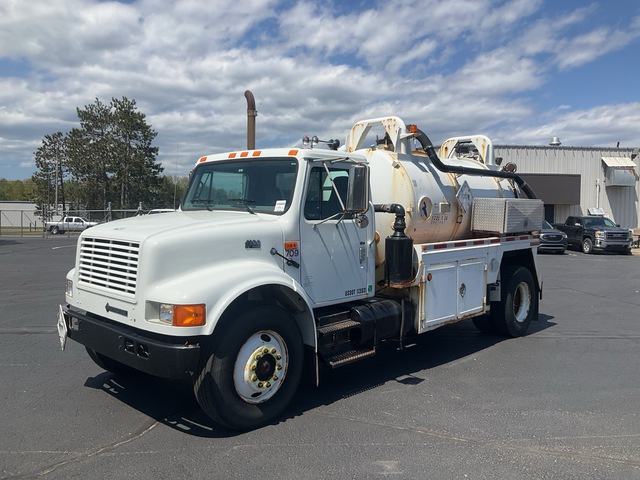 1996 International 4900 4x2 Vacuum Tanker Truck