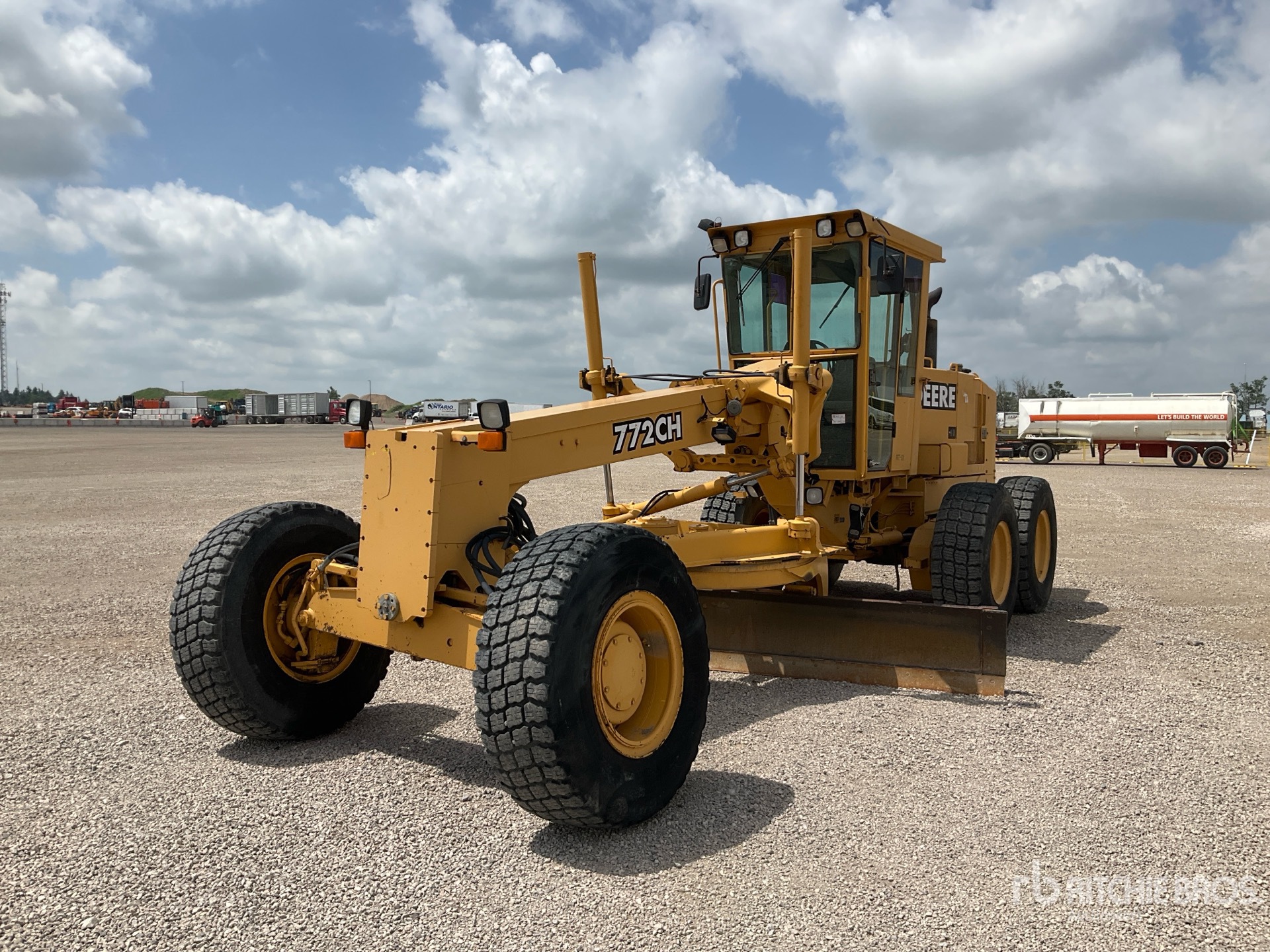 Photo of a 2001 John Deere 772CH