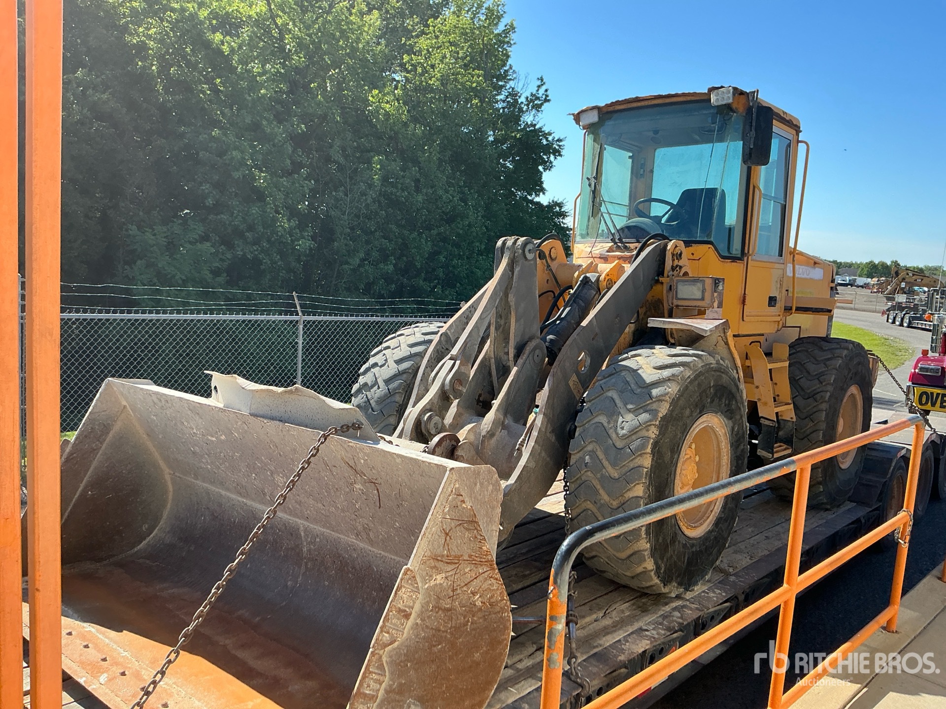 Photo of a 2001 Volvo L70D