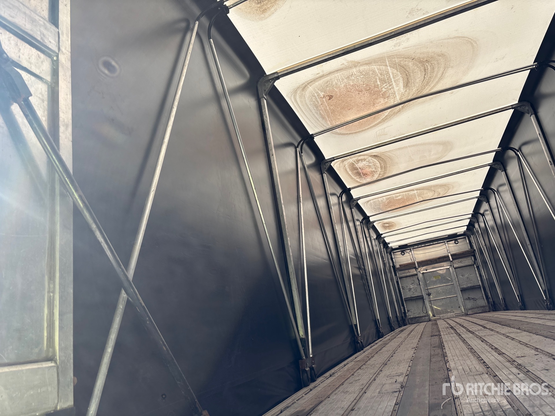 2015 Transcraft 48 ft T/A Spread Axle