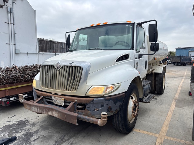2005 International DuraStar 4300 2000 L 4x2 Water Truck