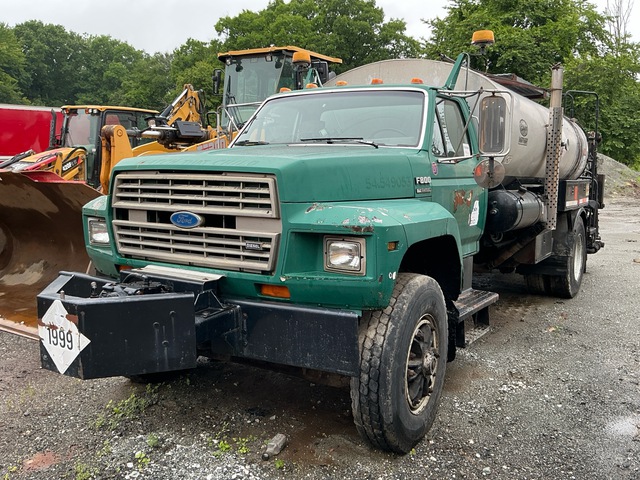 Etnyre Black-Topper 1900 gal on 1990 Ford F-800 4x2 Asphalt Distributor Truck