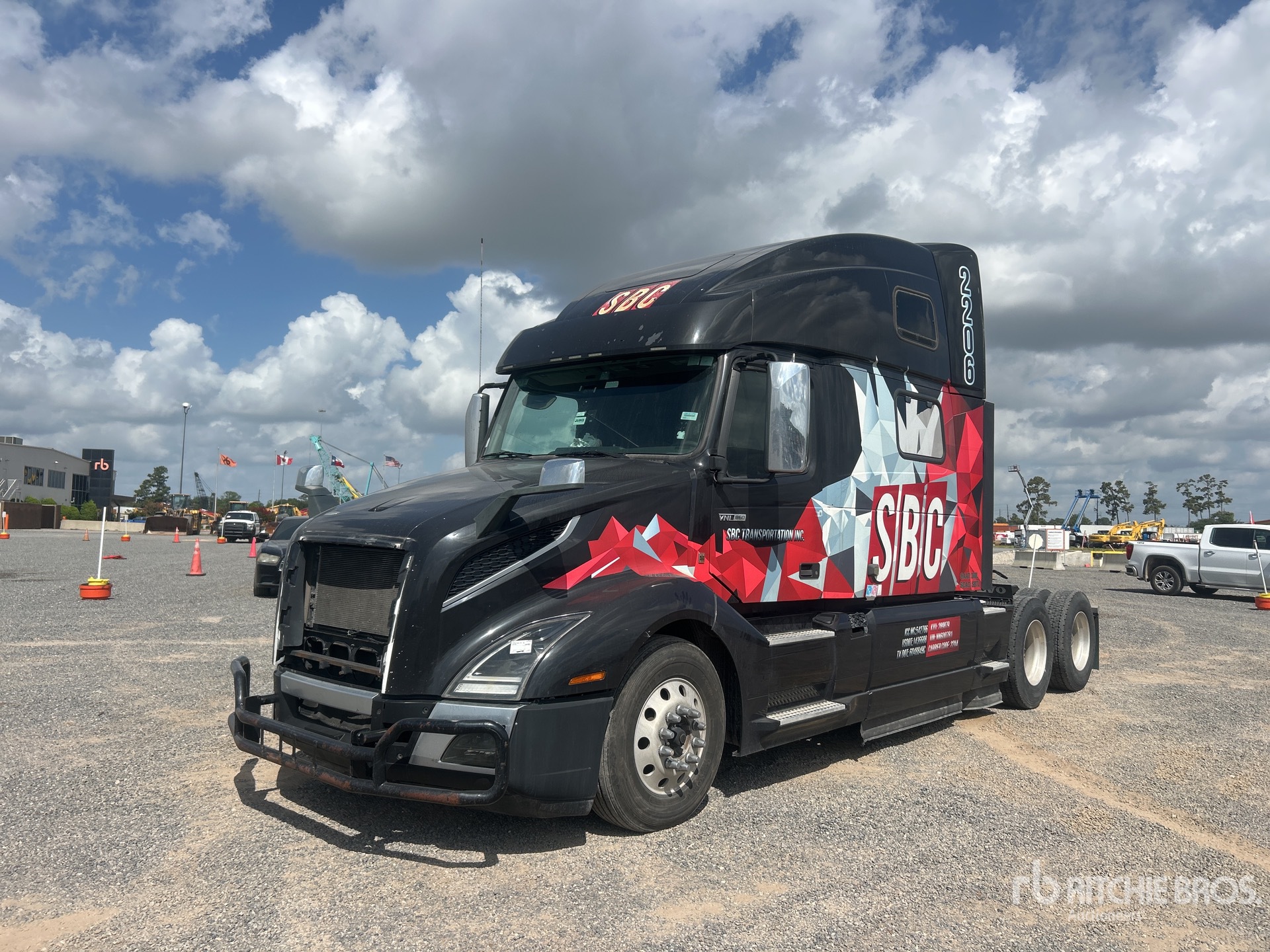 Photo of a 2022 Volvo VNL680