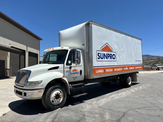 2005 International 4400 Deluxe 4x2 Van Truck