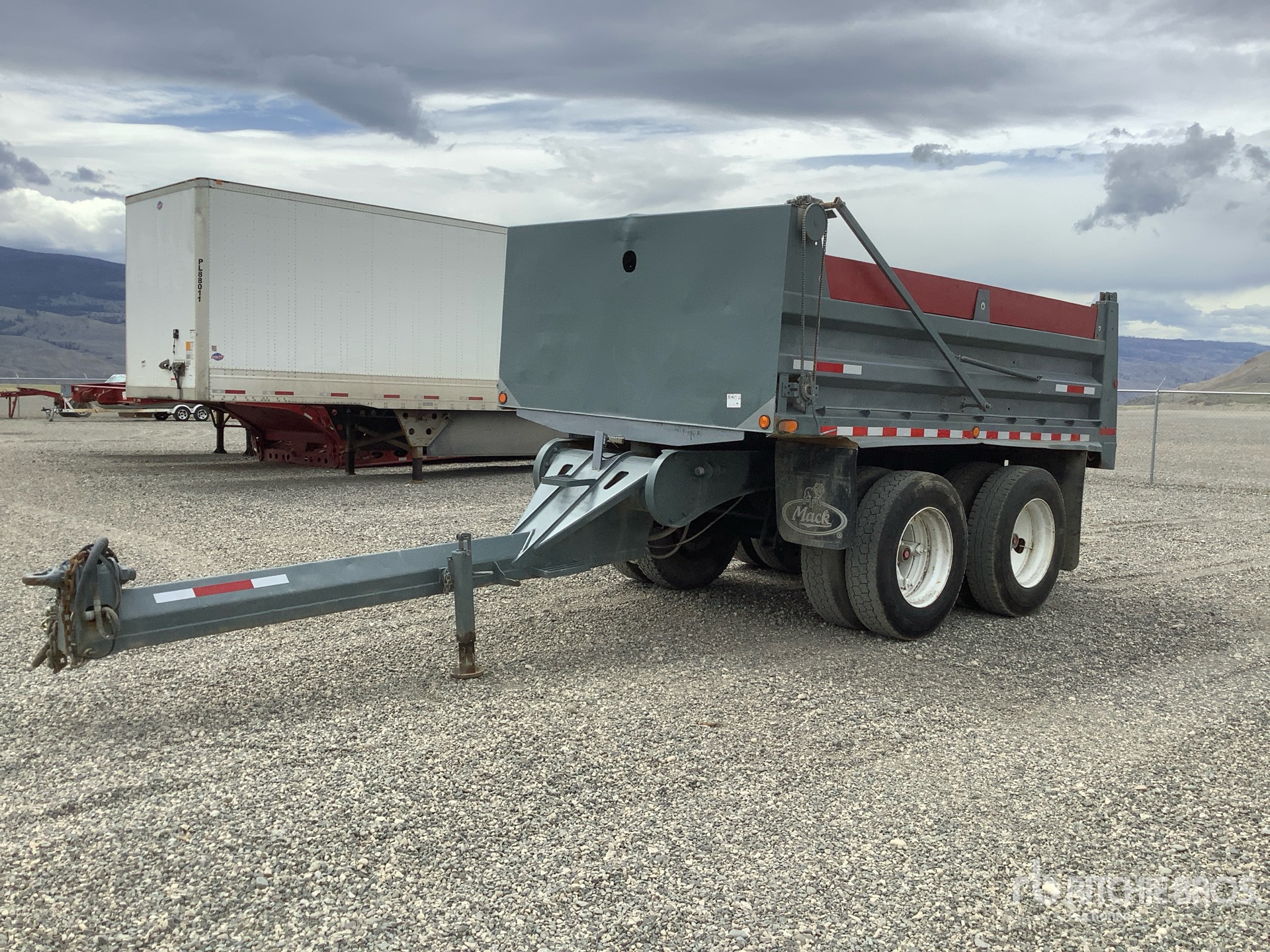 Photo of a 1995 Midland 13 ft 6 in T/A