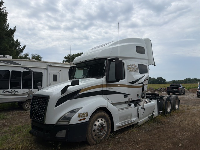 2020 Volvo VNL 6x4 T/A Sleeper Truck Tractor (Inoperable)