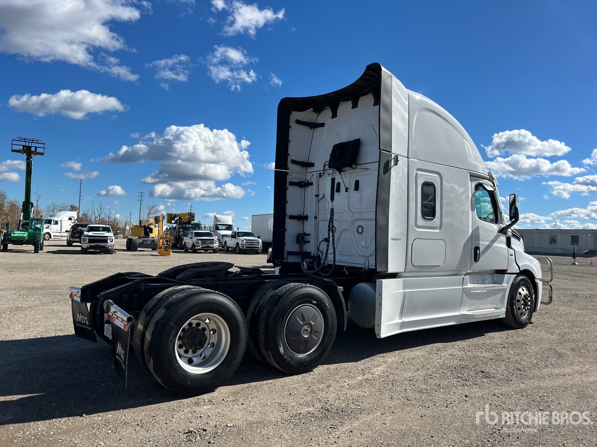 2023 Freightliner CASCADIA 126