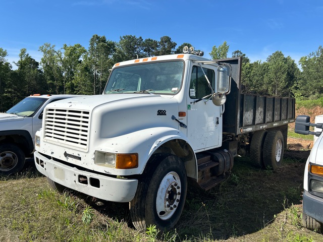 1999 International 4700 4x2 S/A Dump Truck