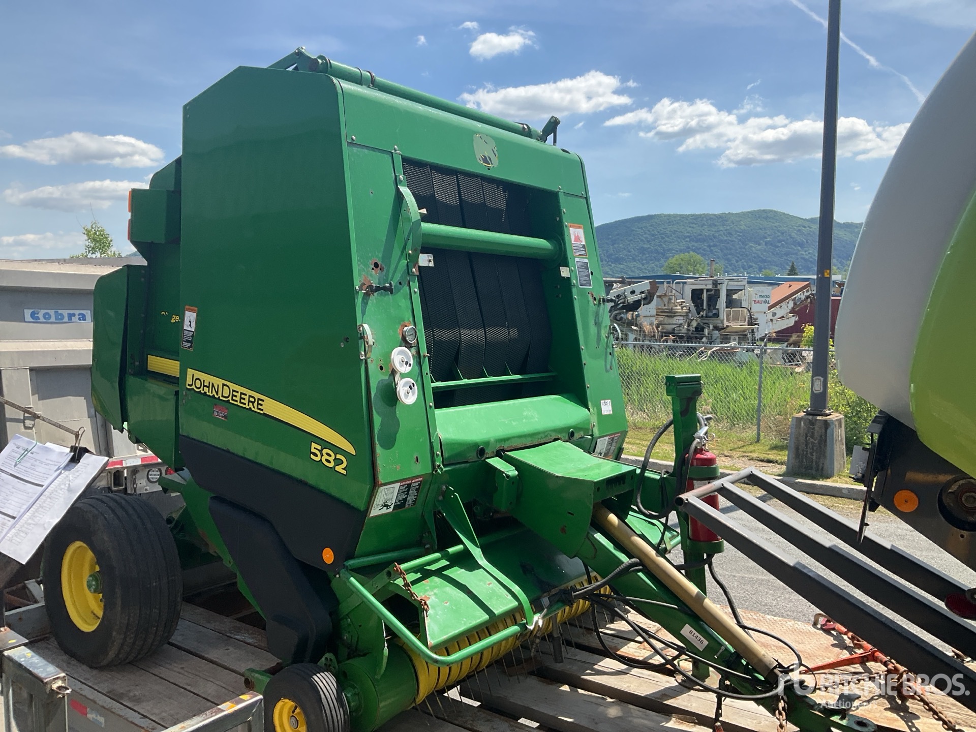 Photo of a 2005 John Deere 582