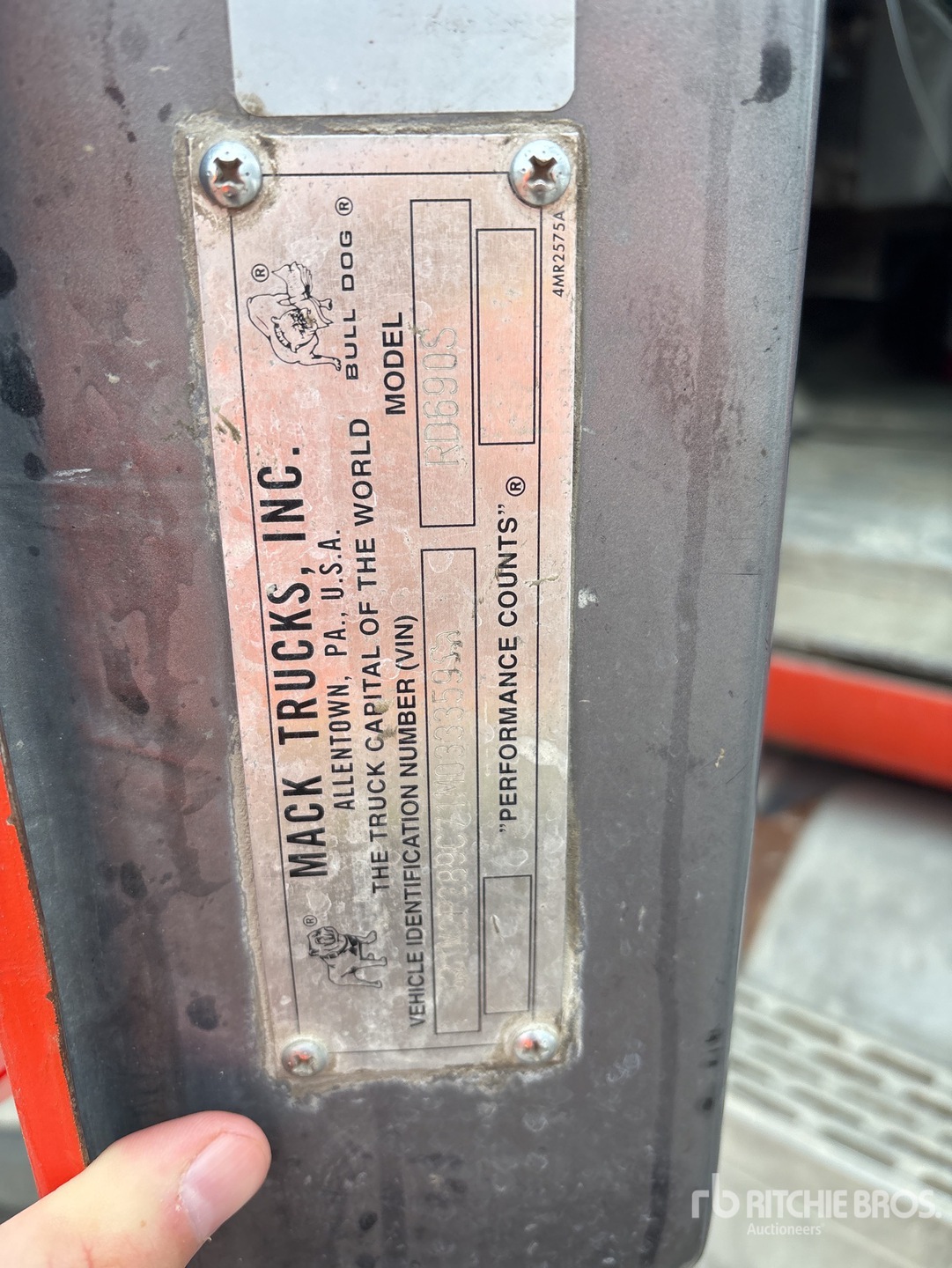 Photo of a 2001 Mack RD690S