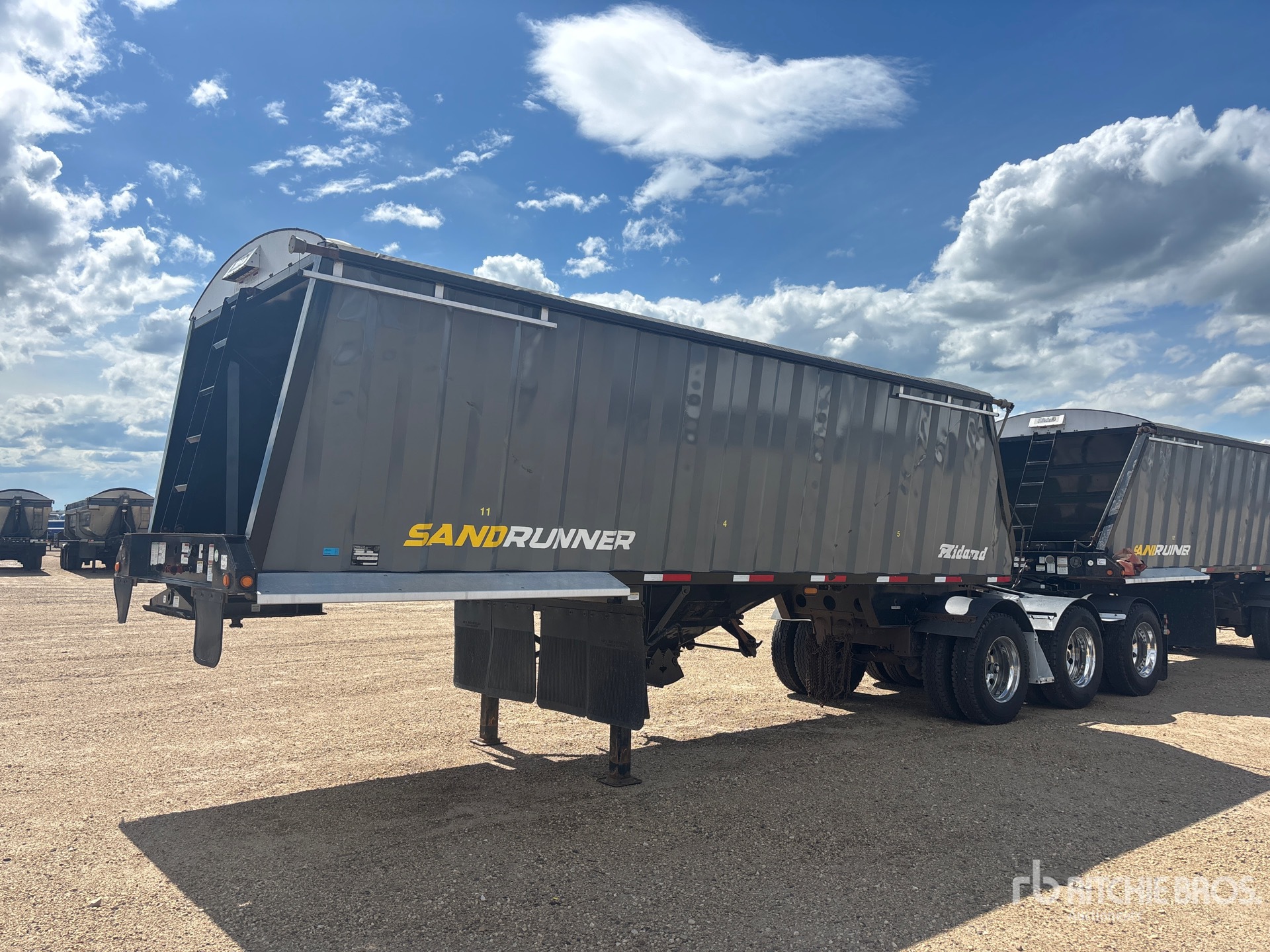 Photo of a 2020 Midland SANDRUNNER