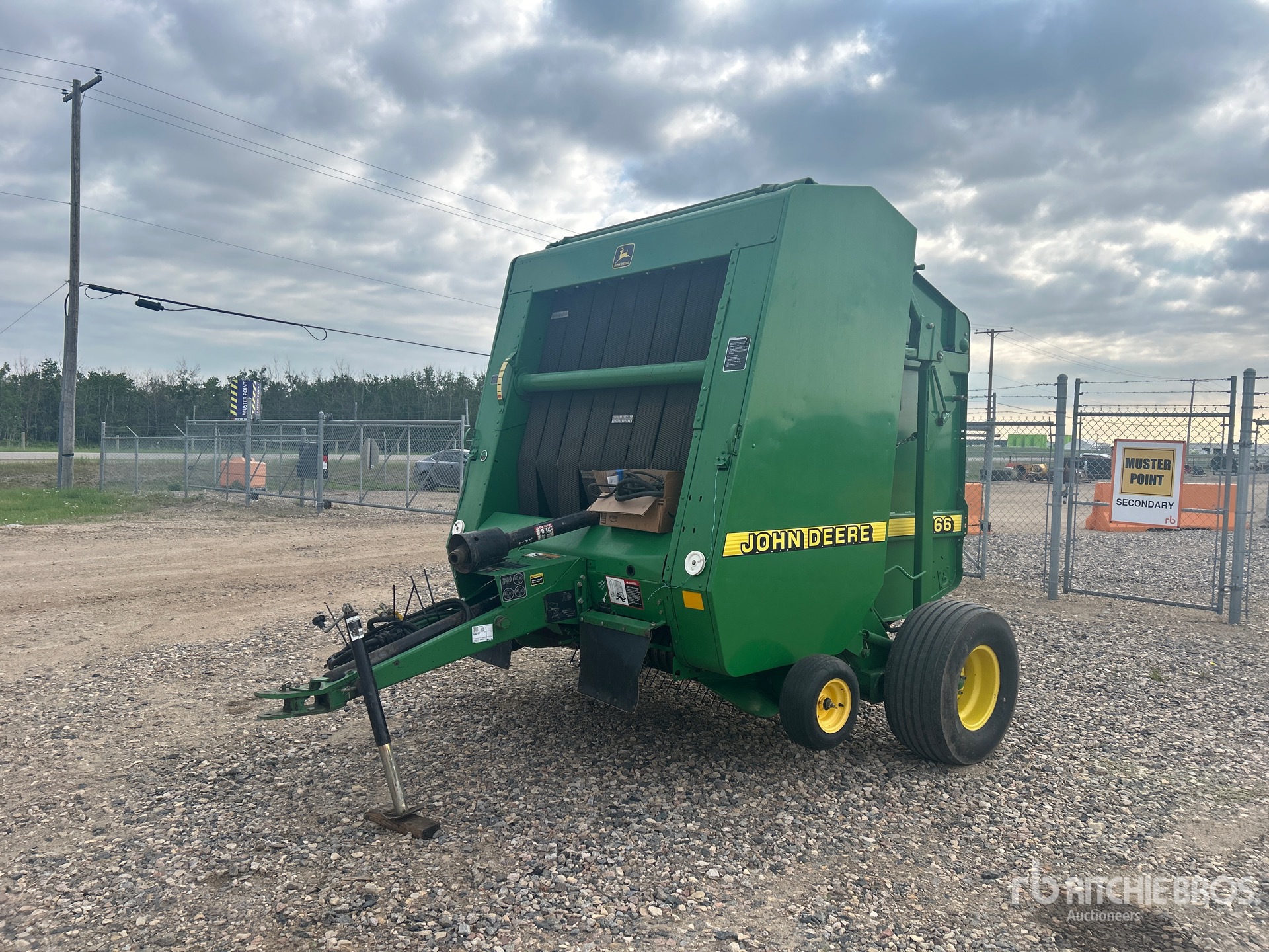 Photo of a 1998 John Deere 566