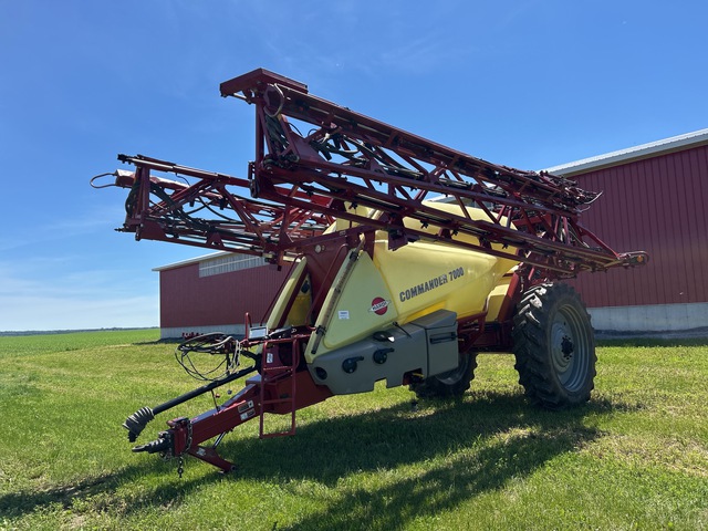 2014 Hardi Commander 7000 132 ft S/A High Clearance Pull-Type Sprayer