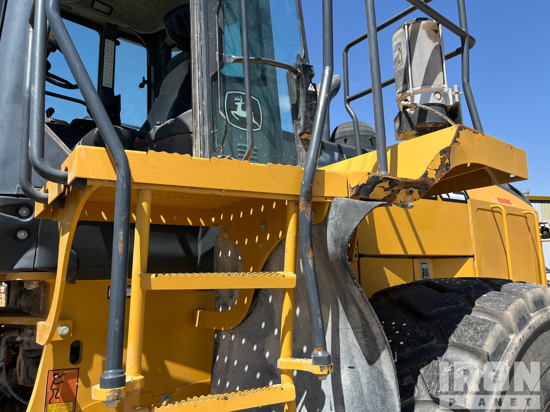 Photo of a 2015 John Deere 844K