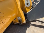 Chassis with Clavijas del cangilón al brazo elevador