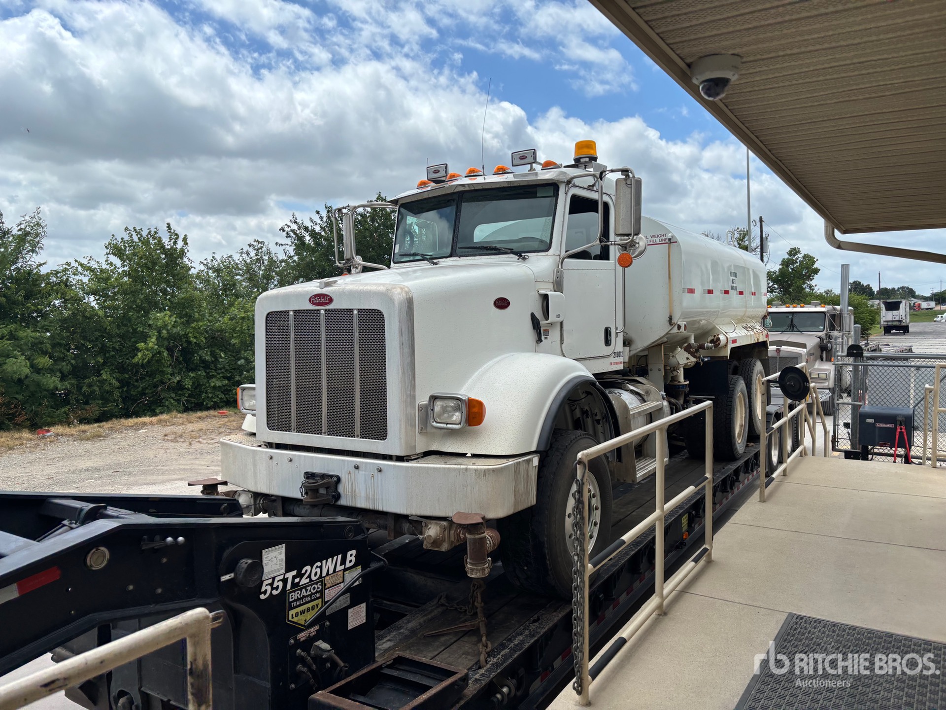 Photo of a 2013 Peterbilt 365