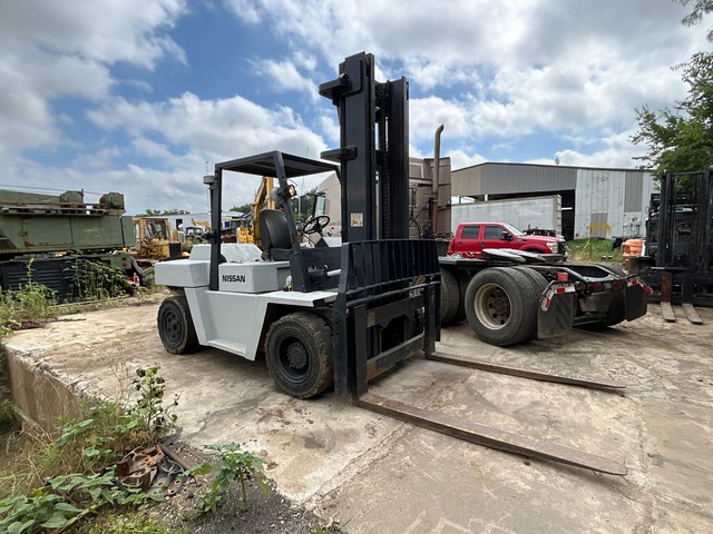 2006 Nissan VF05H70V 12400 lb Pneumatic Tire Forklift
