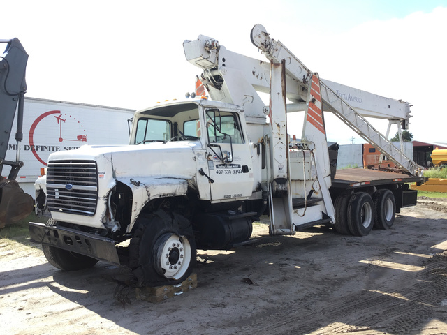 Pioneer 3000 Straight Boom on 1997 Ford LT8000 T/A Truck