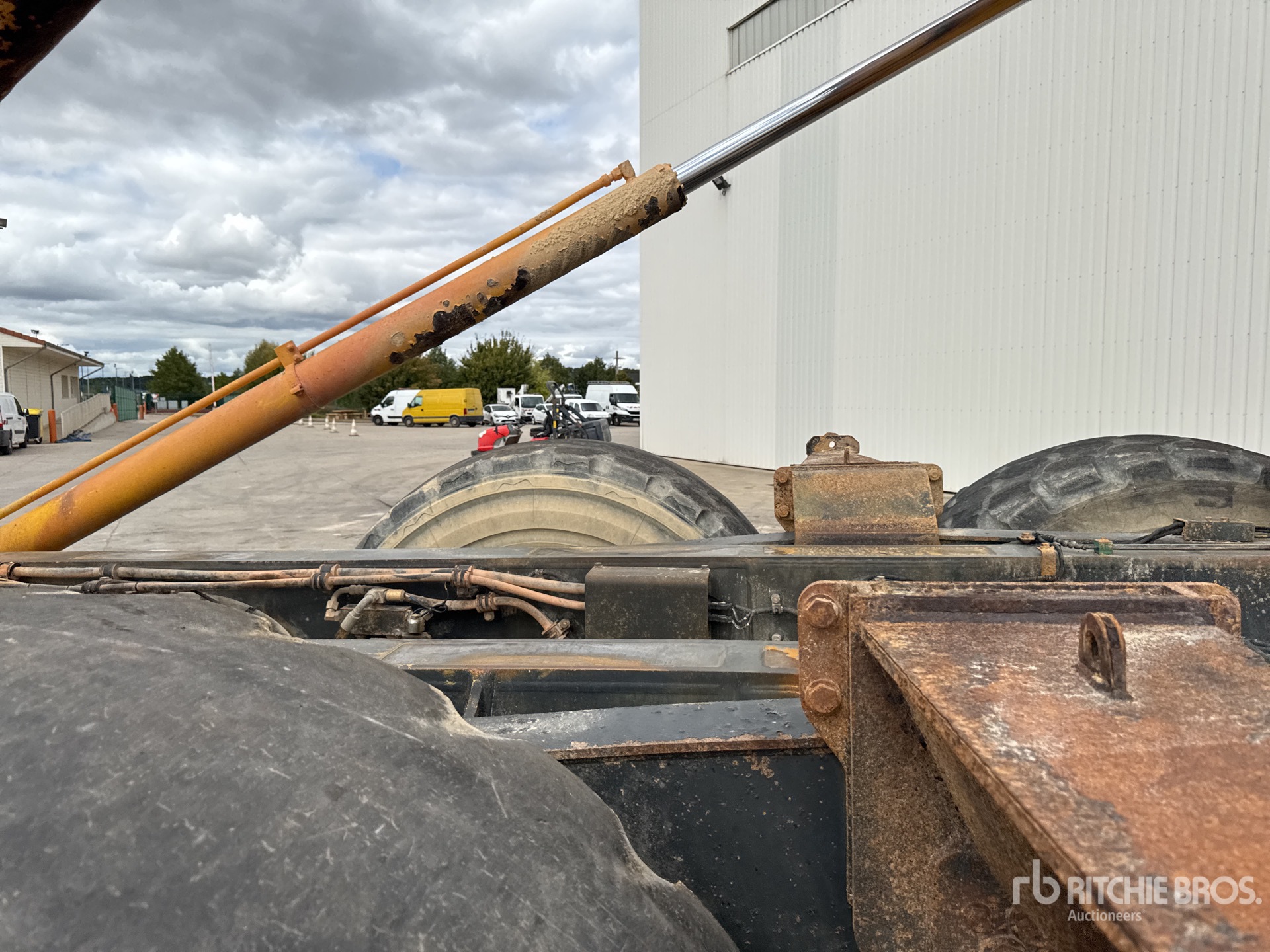 2013 Komatsu HM400-3
