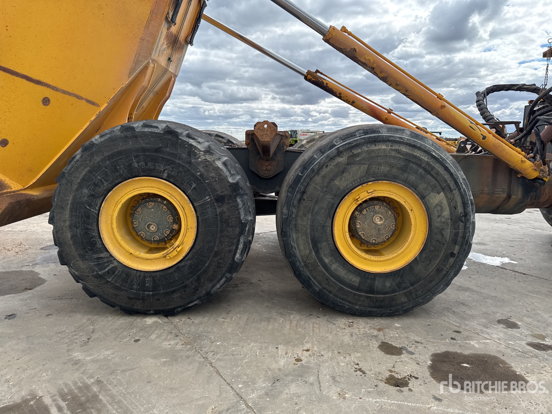 2013 Komatsu HM400-3