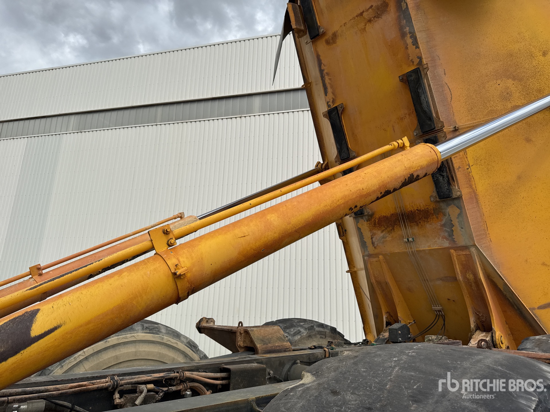2013 Komatsu HM400-3