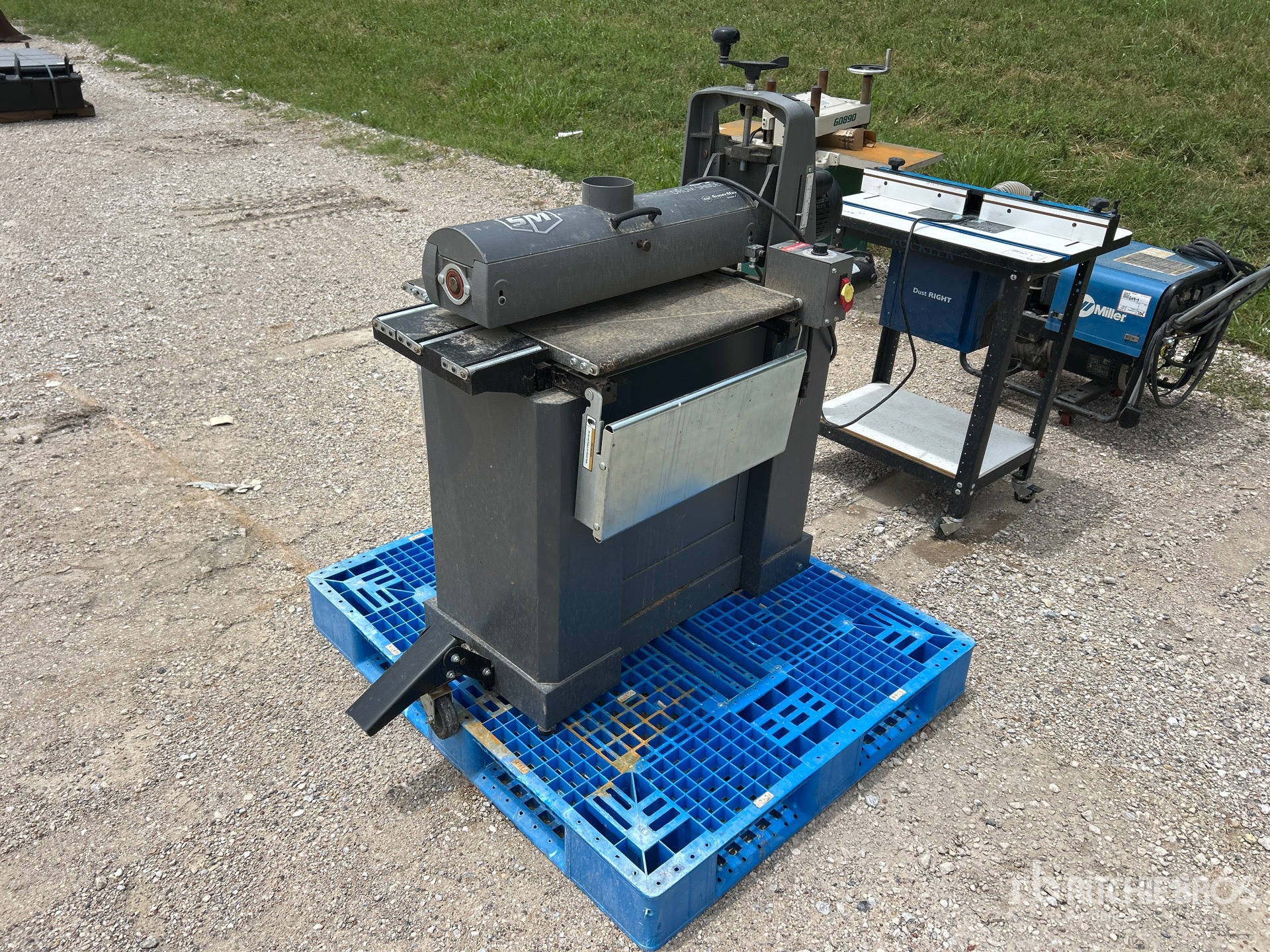 General Appearance with Picture, Right Front Corner