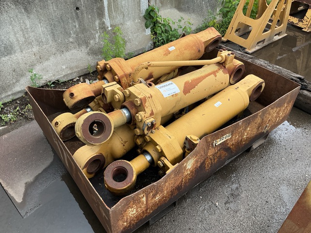 Quantity of (5) Cat 950 G Cylinder Quantity of (5) Cat 950 G Cylinder